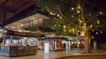 una entrada principal con locales comerciales alrededor en plaza playacar center