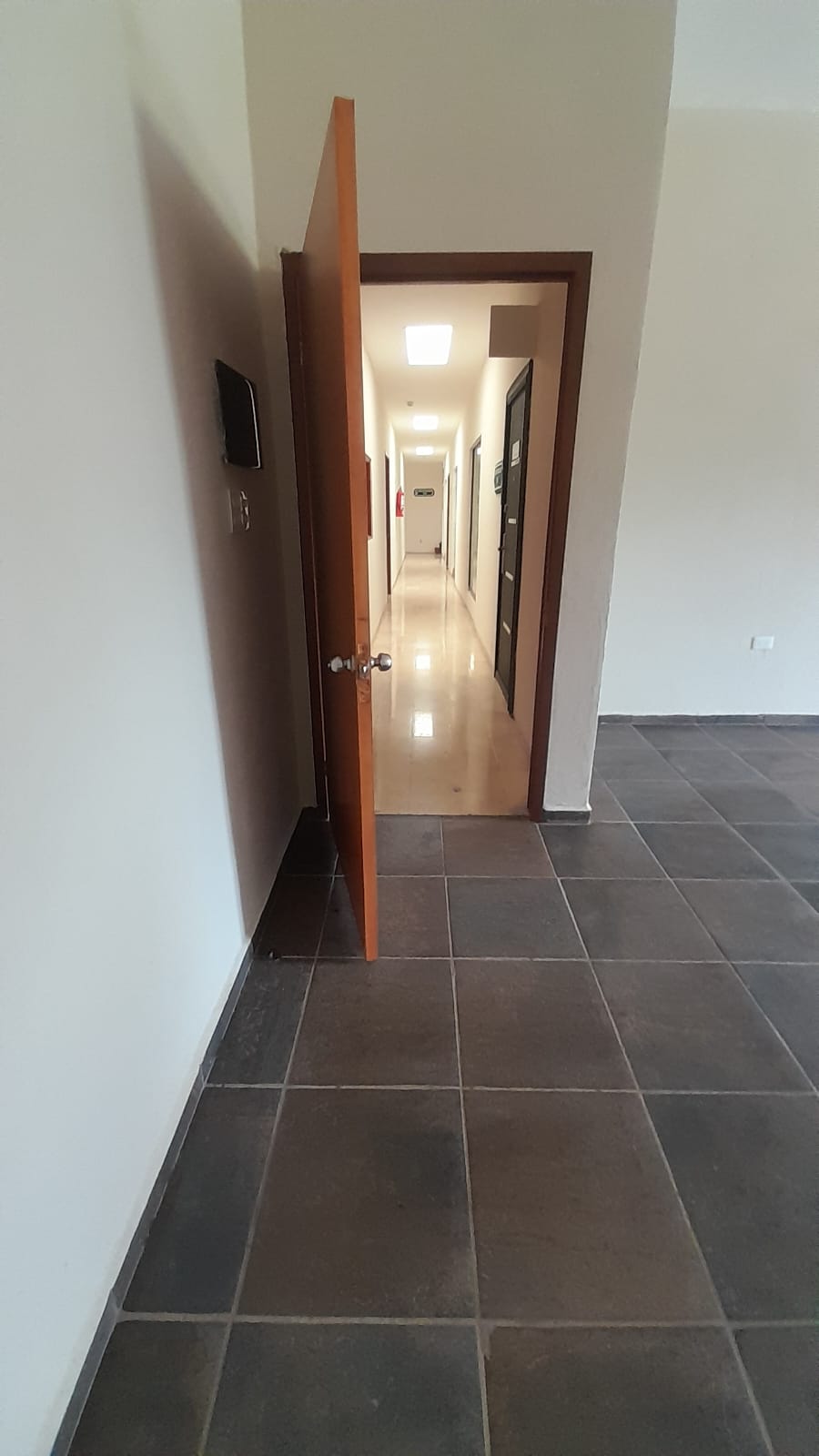 una puerta y un pasillo en plaza playacar playa del carmen