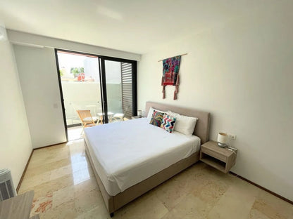 una cama king size y un balcon en a perfect place playa del carmen