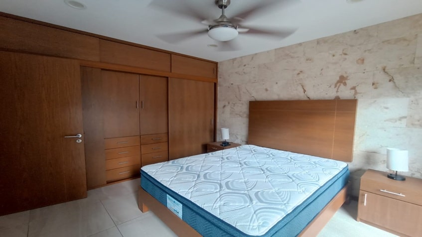 una recamara con una cama matrimonial en mendaya suites playa del carmen