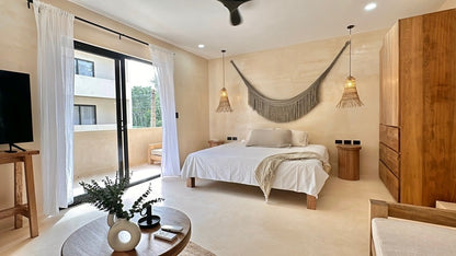 una recamara con cama king size y closets en cocay tulum