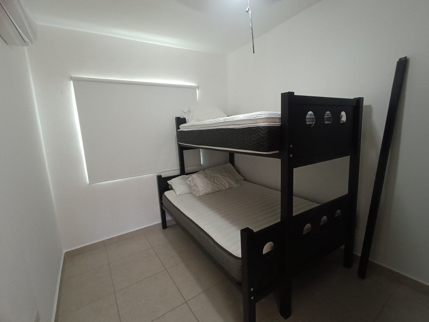 una litera y una persiana en residencial lunamar playa del carmen