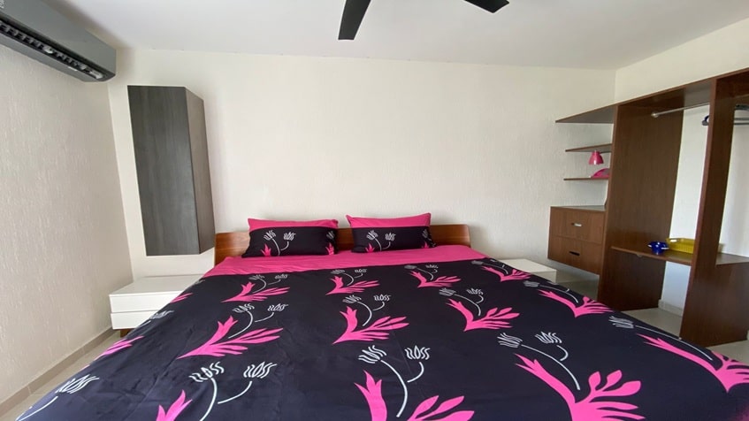 una recamara con una cama king size  en paseo los olivos playa del carmen