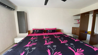 una recamara con una cama king size  en paseo los olivos playa del carmen