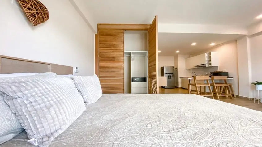 una recamara principal con una cama queen size en condo xifra playa del carmen