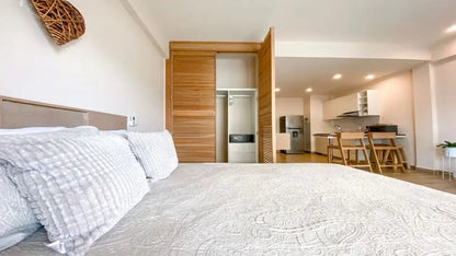 una recamara principal con una cama queen size en condo xifra playa del carmen