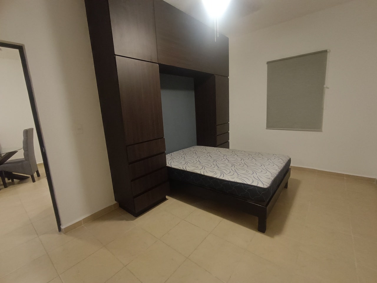 una recamara principal con un closet de madera en real amalfi plaua de carmen