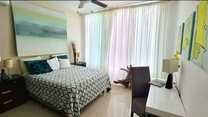 una recamara con un cuadro decorativo grande en residencial selvamar playa del carmen