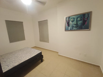 una recamara con una cama matrimonial y un cuadro de un buda en real amalfi plaua de carmen