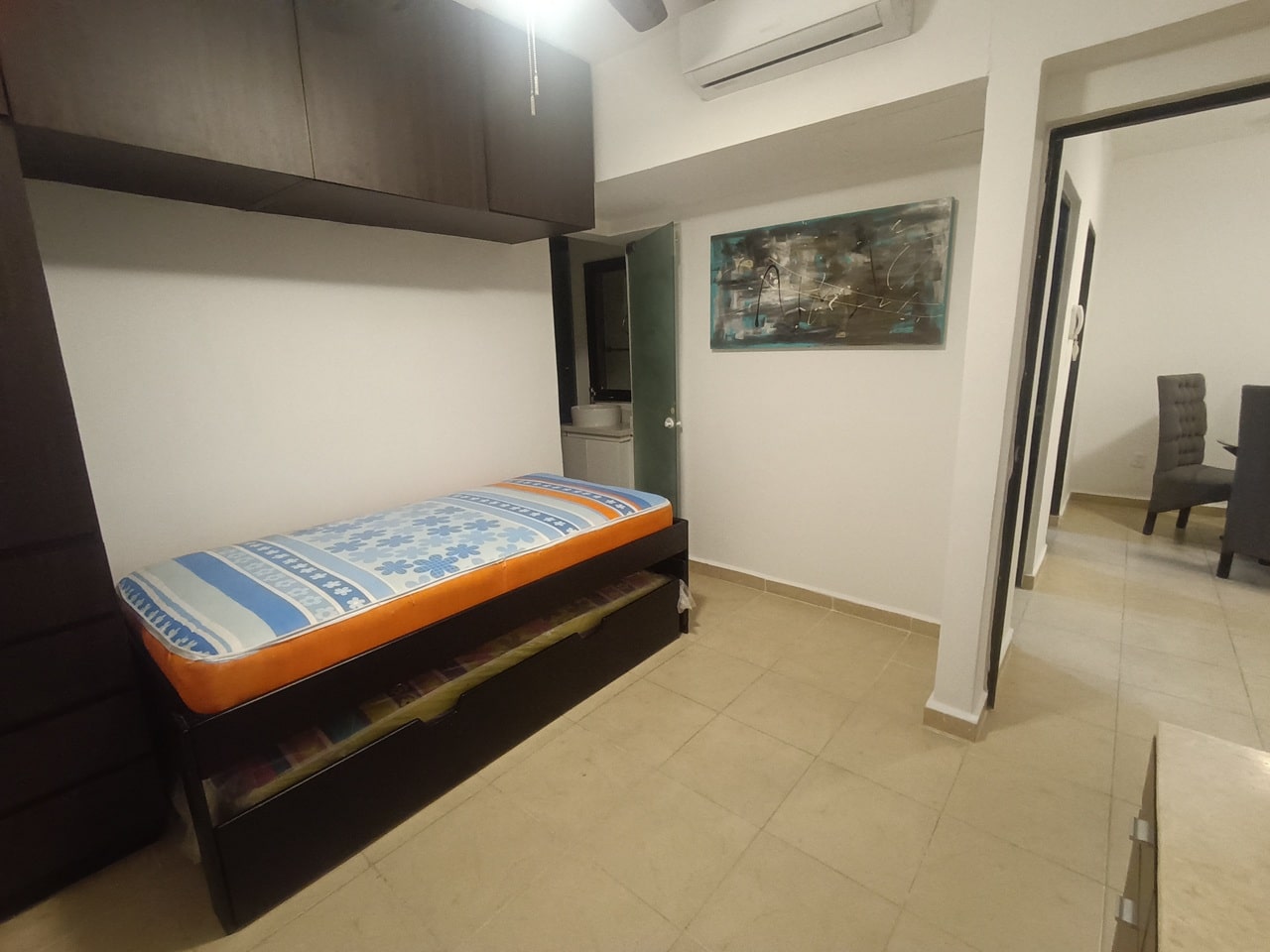 una recamara con un closet grande y un aire acondicionado en real amalfi playa del carmen