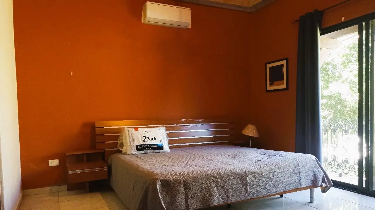 una recamara con una cama grande en casa akab playacar