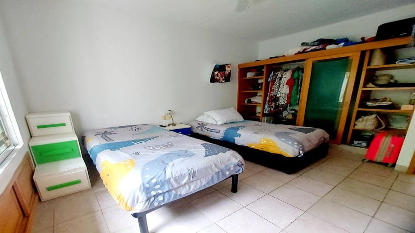 una recamara con 2 camas individuales en condo kin be playa del carmen