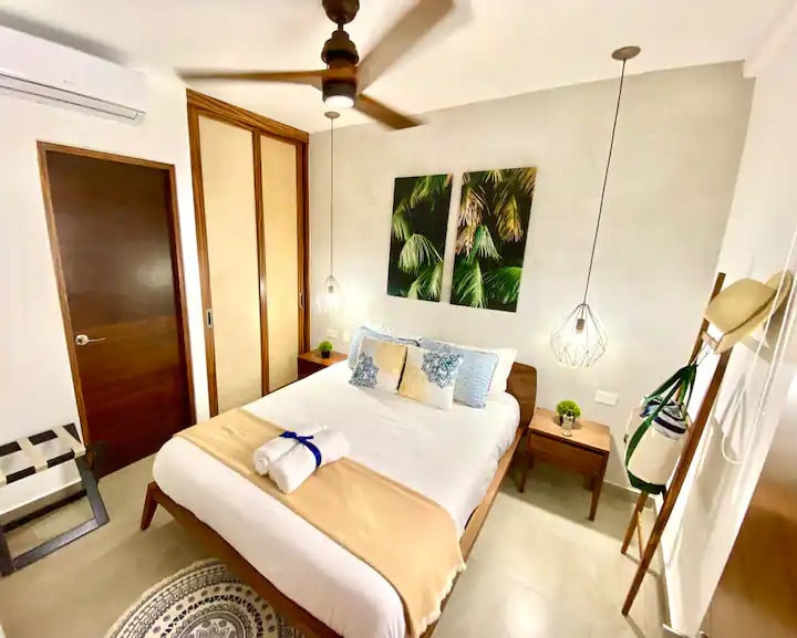 una recamara con un closet de madera grande en tzalam residences playa del carmen