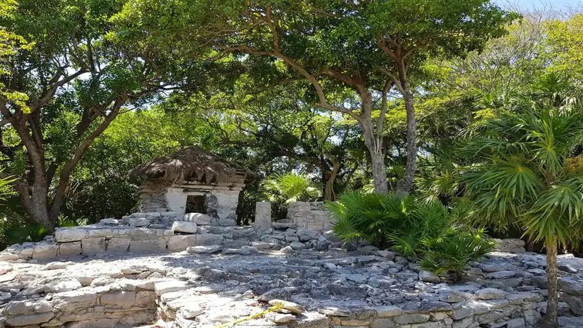 unas ruinas mayas en la calle en playacar