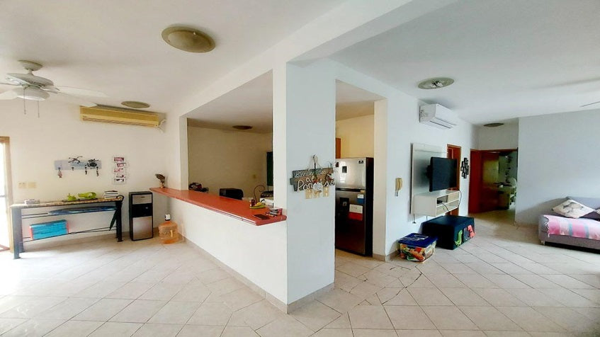 una sala amplia y una cocina en condo kin be playa del carmen