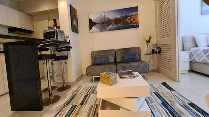 una sala, una cocina y un cuadro decorativo en condominio akab playacar