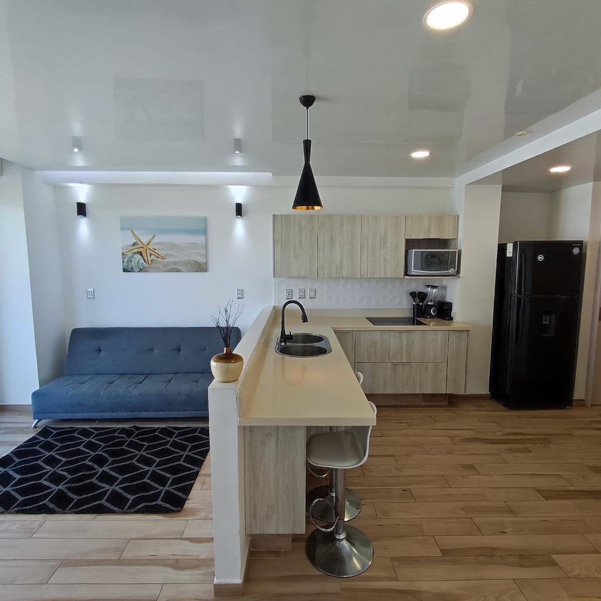 una sala con un sofa en macondo 5ta avenida playa del carmen