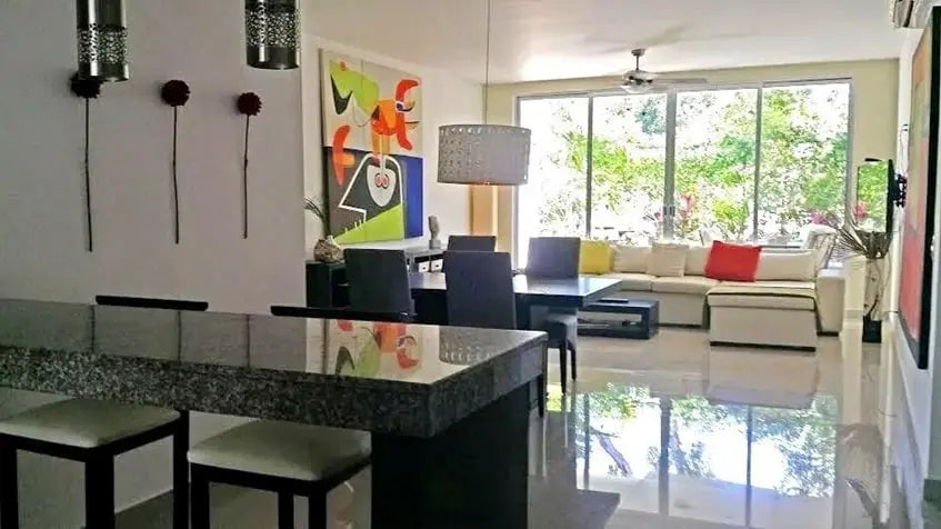 una sala comedor amplios en residencial selvamar playa del carmen