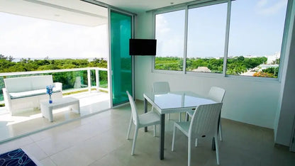 una sala con terraza en bianco playa del carmen