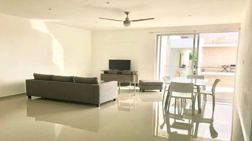 una sala con sofa en condo uxmal playa del carmen