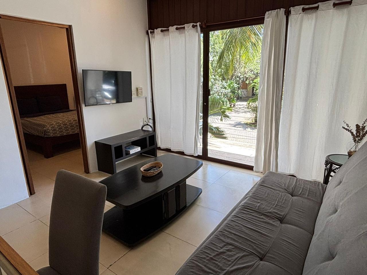 una sala con vista al exterior en golf drive playacar