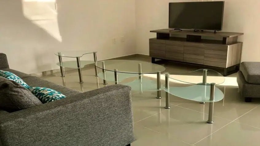 una sala de tv en condo uxmal playa del carmen