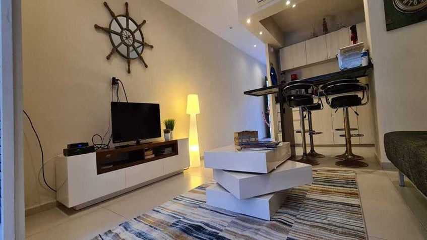 una sala y una tv en condominio akab playacar