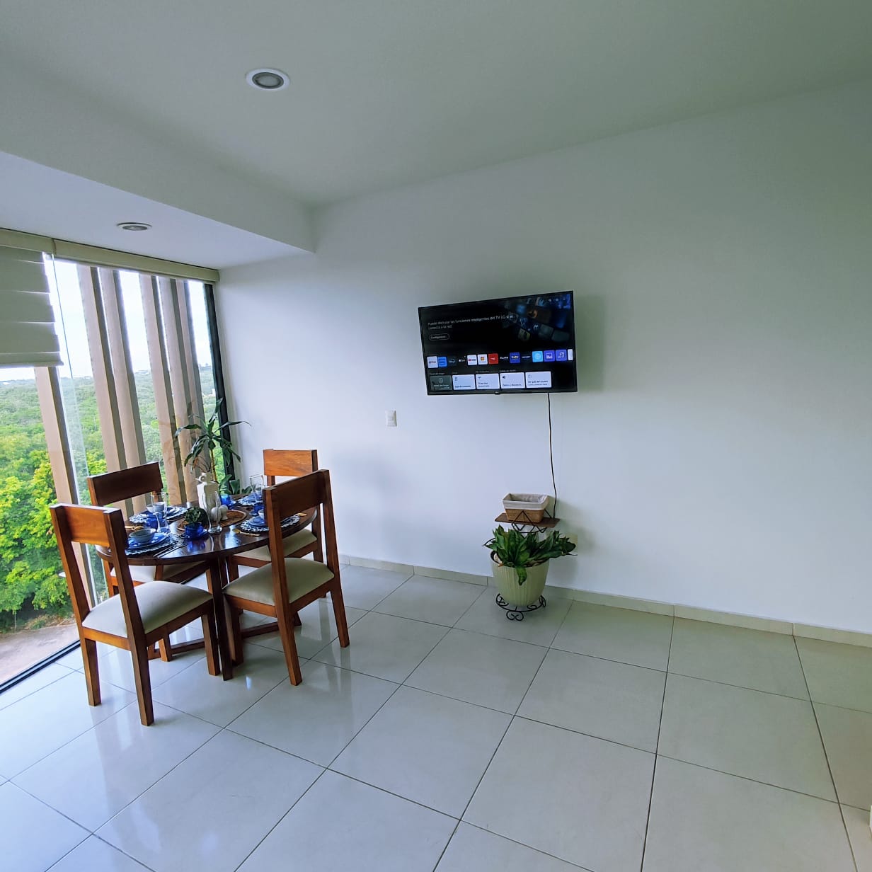 una sala con un comedor en la esquina en playa aurora playa del carmen