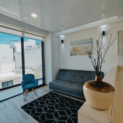 un sofa cama con un balcon en macondo 5ta avenida playa del carmen