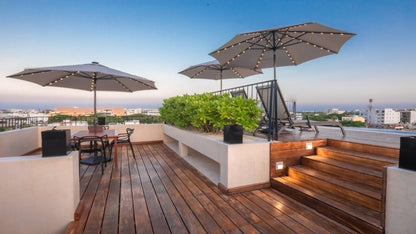 un solarium con sombrillas en habanero condo playa del carmen