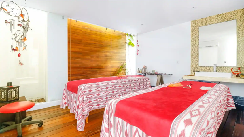 un spa con 2 camas para masajes en anah condos playa del carmen