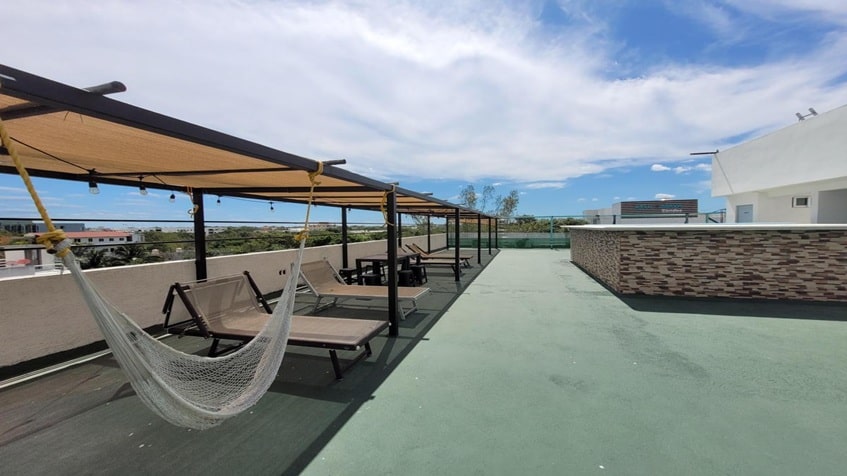 una terraza con hamacas en edificio ejidal playa del carmen