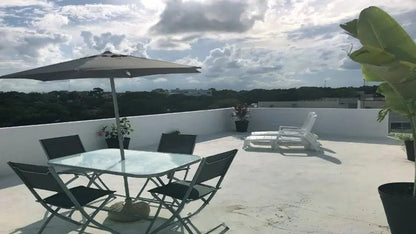 una terraza con asoleadero en condo uxmal playa del carmen