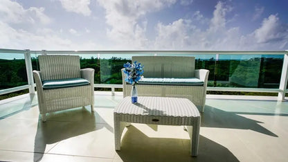 una terraza con sillas y vista al mar en bianco playa del carmen