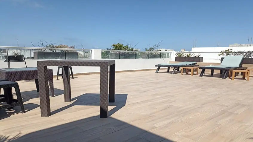 un area de terraza con camastros en xell suites playa del carmen