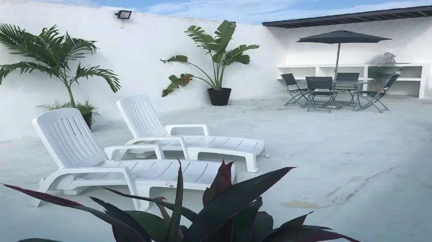 una terraza comun con camastros en condo uxmal playa del carmen