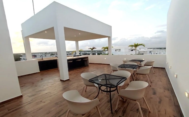 una terraza con vista a la ciudad en mya black diamond