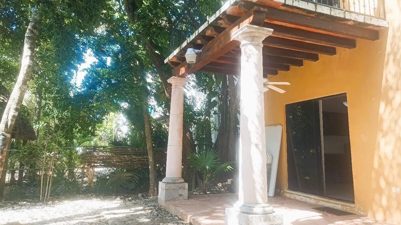 un jardin trasero en casa akab playacar