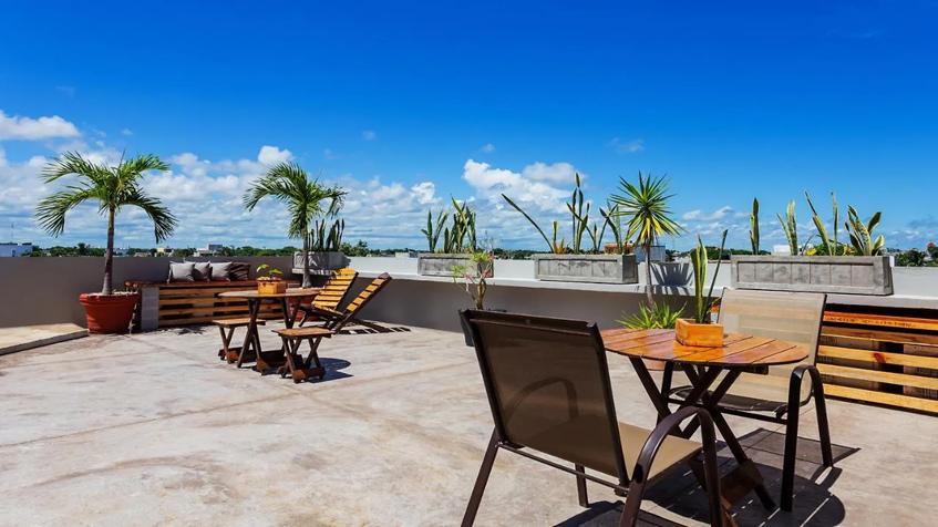 una terraza y unas mesas al aire libre en siena suites playa del carmen