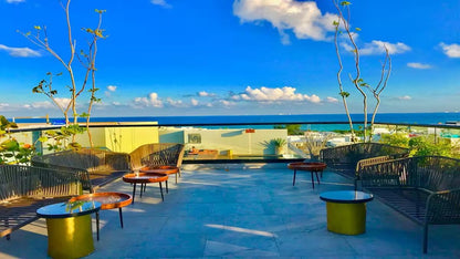 una terraza con vista al mar en it boutique playa del carmen