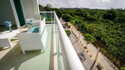 un terraza con vista al mar en bianco playa del carmen