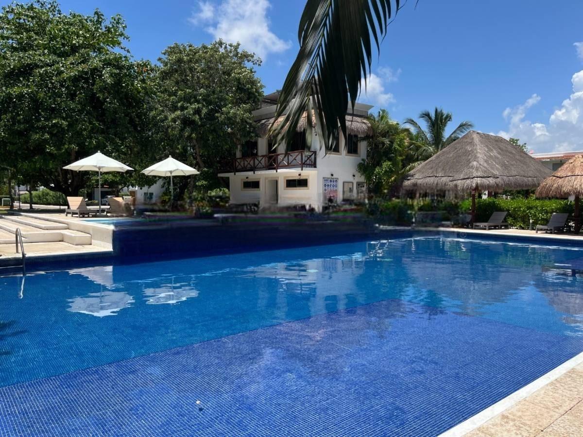 una alberca grande en privanza del mar playa del carmen