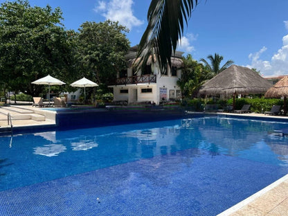una alberca grande en privanza del mar playa del carmen