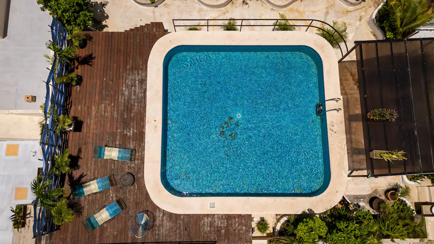 una vista aerea de una alberca en encanto riviera playa del carmen