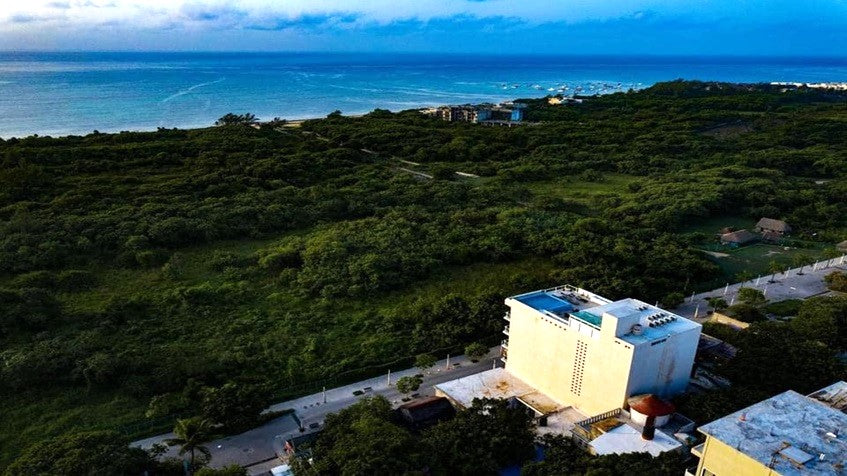 vista aerea de un edificio de departamentos en bianco playa del carmen