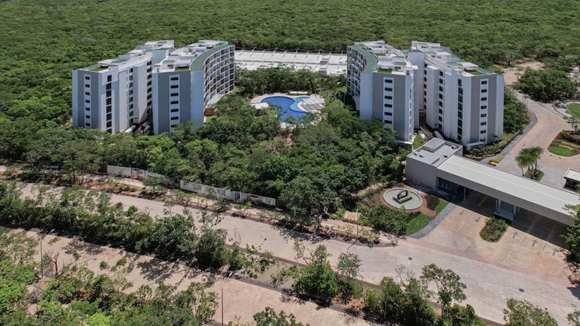 una vista aerea de un desarrollo de departamentos en bosques de ciudad mayakoba