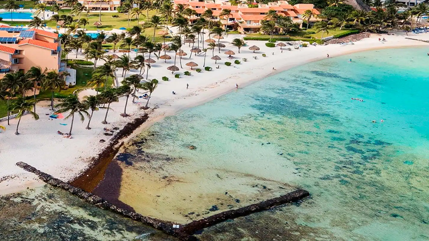 una vista aerea de puerto aventuras en marina mia