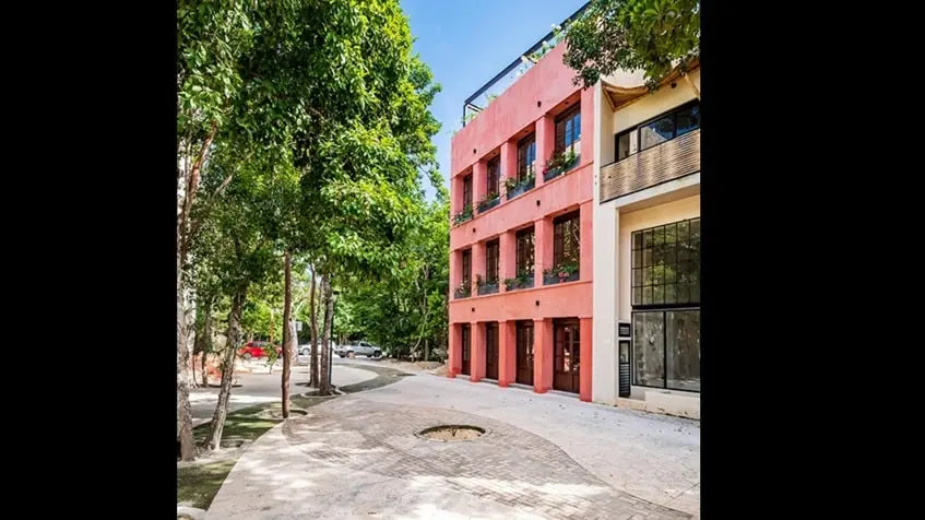 una vista exterior de unos locales comerciales en anemona tulum