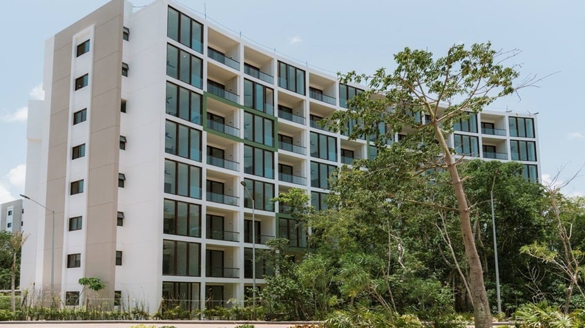 una fachada de un edificio de departamentos en bosques de ciudad mayakoba