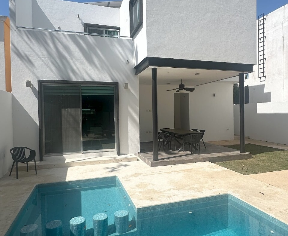 una piscina en una terraza en playa magna playa del carmen